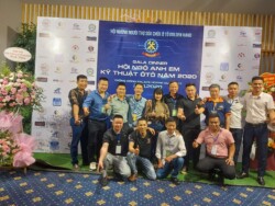 Anh em gara ô tô chụp hình kỷ niệm Golden hand Chụp hình kỷ niệm Golden hand