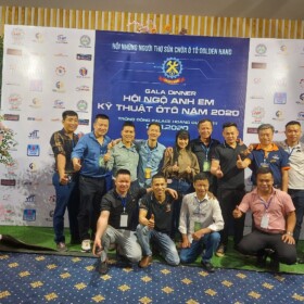 Anh em gara ô tô chụp hình kỷ niệm Golden hand Chụp hình kỷ niệm Golden hand