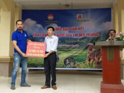 Chủ tịch tặng nhà trường 20 chiếc xe đạp