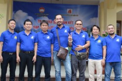 Ban chấp hành đoàn từ thiện chụp ảnh lưu niệm