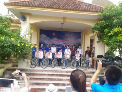 Chụp hình lưu niệm cùng các cháu được tặng quà