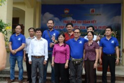 Chụp ảnh lưu niệm cùng thầy cô nhà trường