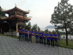 Đoàn chụp hình lưu niệm tại lăng mộ Đại tướng Võ Nguyên Giáp