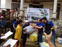 Đoàn trao tặng quà cho người dân bị ảnh hưởng của lũ lụt