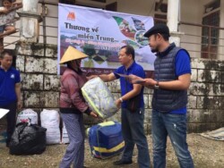 Những món quà trao cho người dân bị ảnh hưởng bởi lũ lụt