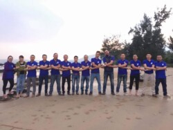 Đoàn thiện nguyện chụp ảnh lưu niệm