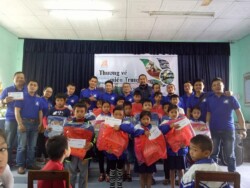 Chụp hình lưu niệm cùng các cháu nhận quà