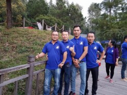 Chụp hình lưu niệm viếng thăm lăng mộ Đại tướng Võ Nguyên Giáp