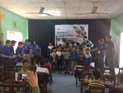 Những suất quà trao đi đầy tình thương