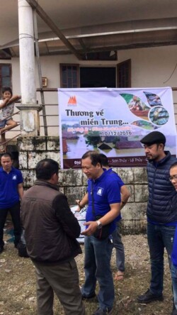 Trao quà cho người dân bị ảnh hưởng sau lũ lụt