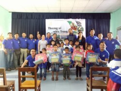 Đoàn từ thiện trao quà cho học sinh nơi bị ngập lụt