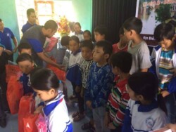 Chủ tịch Hội quảng cáo miền Bắc trao quà cho các cháu học sinh