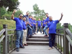 Đoàn chụp hình viếng thăm lặng mộ Đại tướng Võ Nguyên Giáp