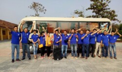 Đoàn giải lao sau khi trao quà