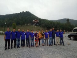 tân tiến thành 3t từ thiện cùng hội quảng cáo miền bắc Đoàn chụp hình lưu niệm viếng thăm lăng mộ Đại tướng Võ Nguyên Giáp