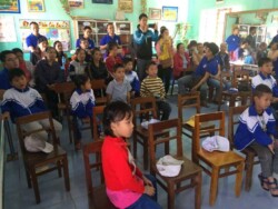 Các cháu học sinh háo hức nhận quà từ đoàn thiện nguyện