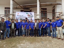 Đoàn chụp ảnh lưu niệm tại điểm trao quà cho người dân vùng lũ