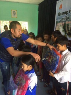 Chủ tịch hội quảng cáo miền bắc trao quà cho các cháu học sinh