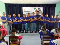 Chụp ảnh lưu niệm cùng đoàn kết thiện nguyện