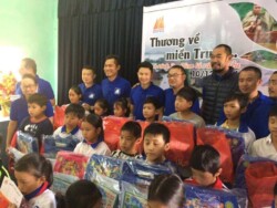 Chụp ảnh lưu niệm trao quà cùng các cháu học sinh