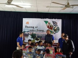 Đại diện trao quà cho các cháu học sinh vùng lũ