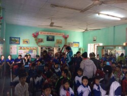 Các cháu học sinh háo hức chờ nhận quà