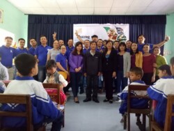 Đoàn chụp ảnh lưu niệm cùng thầy cô nhà trường vùng lũ