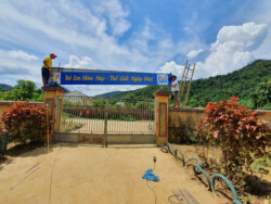 Đoàn từ thiện tặng biển bảng cho cổng trường