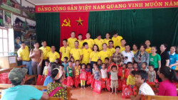 Chụp ảnh lưu niệm tặng quà cùng các cháu