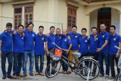 Trao quà xe đạp cho các cháu học sinh