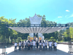 Đoàn thiện nguyện viếng Nghĩa trang Quốc gia Trường Sơn