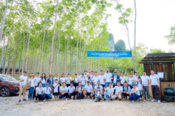 Đoàn caravan thiện nguyện chụp hình kỷ niệm