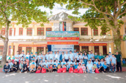 Chụp hình lưu niệm tặng quà cho các cháu học sinh