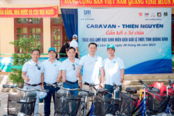 Hội viên chụp hình lưu niệm tặng quà cho các cháu học sinh