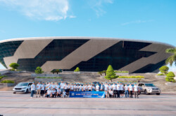 Đoàn caravan chụp hình lưu niệm