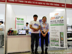 Khách hàng tham quan và nhận quà 3T