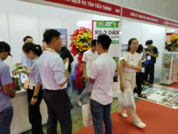 Khách hàng tham quan và nhận quà 3T