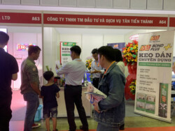 Khách hàng tham quan và nhận quà 3T