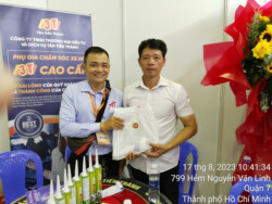 Khách hàng tham quan và nhận quà 3T