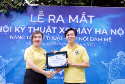 trao quà hội viên hội kỹ thuật xe máy hà nội