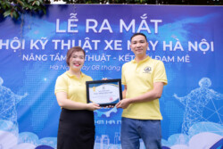 trao quà hội viên hội kỹ thuật xe máy hà nội