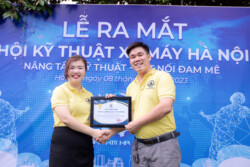 trao quà hội viên hội kỹ thuật xe máy hà nội