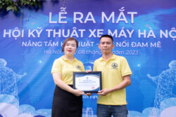 trao quà hội viên hội kỹ thuật xe máy hà nội