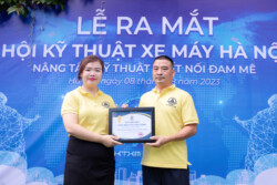 trao quà hội viên hội kỹ thuật xe máy hà nội
