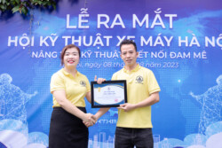 trao quà hội viên hội kỹ thuật xe máy hà nội