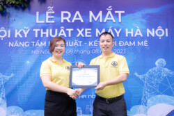 trao quà hội viên hội kỹ thuật xe máy hà nội