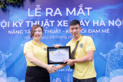 trao quà hội viên hội kỹ thuật xe máy hà nội