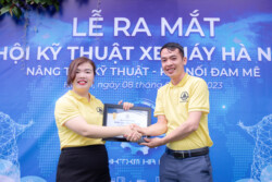 trao quà hội viên hội kỹ thuật xe máy hà nội