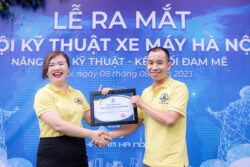 trao quà hội viên hội kỹ thuật xe máy hà nội