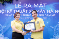 trao quà hội viên hội kỹ thuật xe máy hà nội